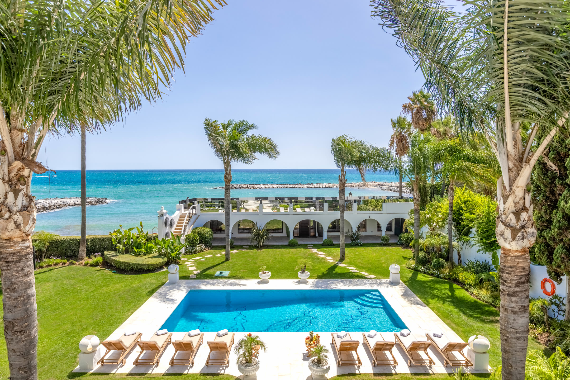 La piscina y los jardines de Villa El Martinete frente al mar en Puerto Banús